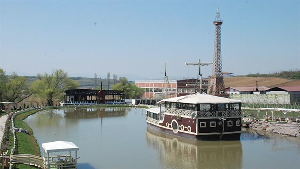 Копија Ајфелове куле никла на Косову
